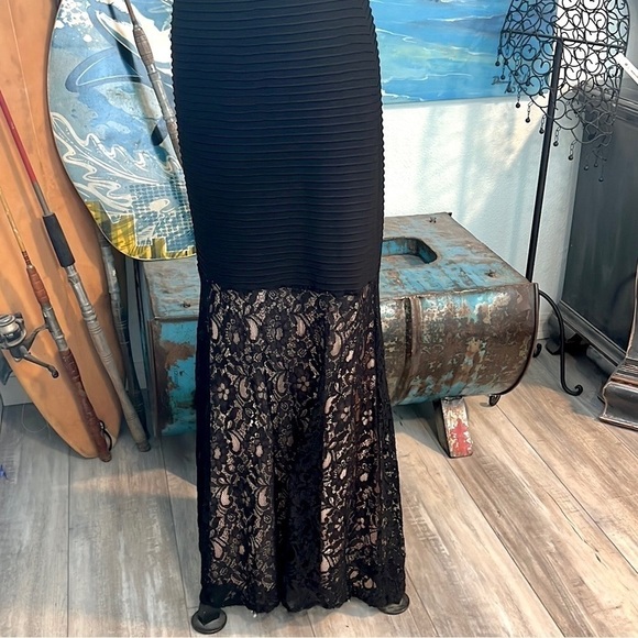 Sangria,Stunning Noir,Ribbed Bodice,Heavy Lace Frilled Lower over Cream,Size 10 - Picture 13 of 17